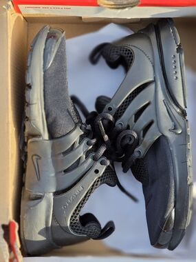 Nike PRESTO Size (4Y)